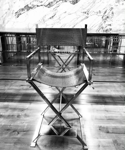 Foto de uma cadeira diretor em preto e branco 